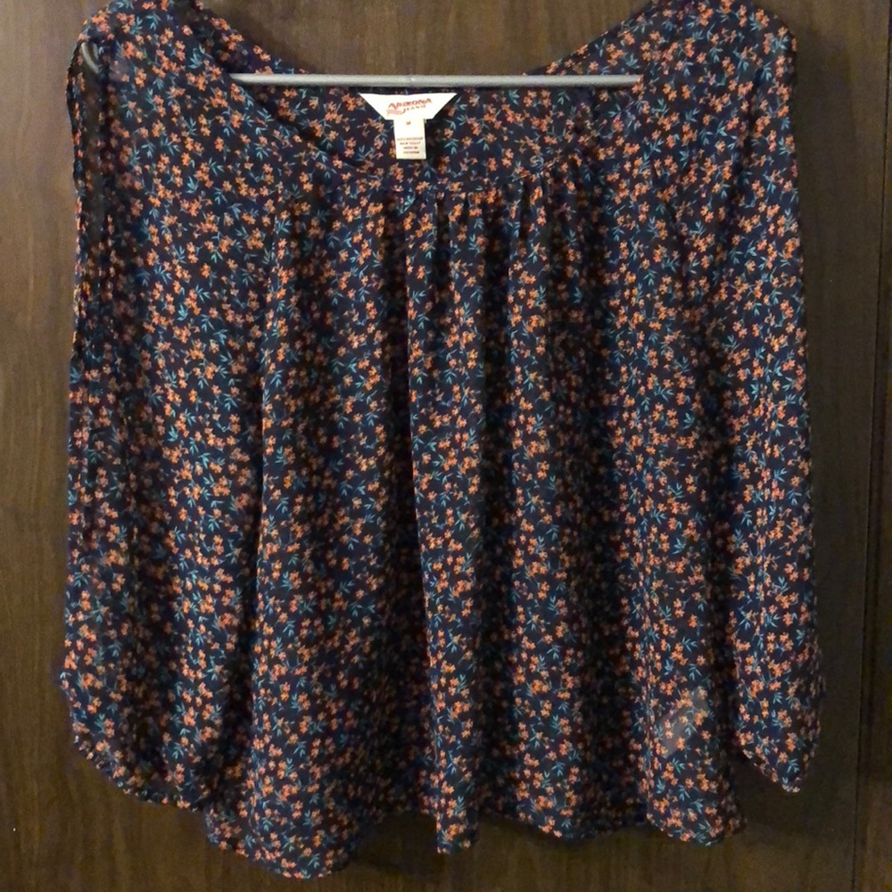 Floral. Open sleeve blouse.